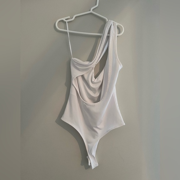 DYNAMITE Brooke Sculpt One Shoulder Bodysuit white size XS - Picture 3 of 4